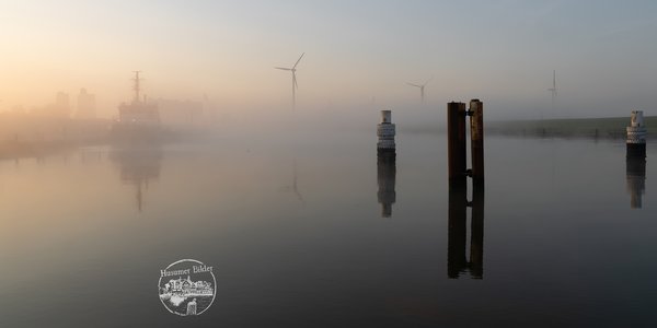 Außenhafen beim Husumer Sperrwerk im Nebel und Sonnenaufgang