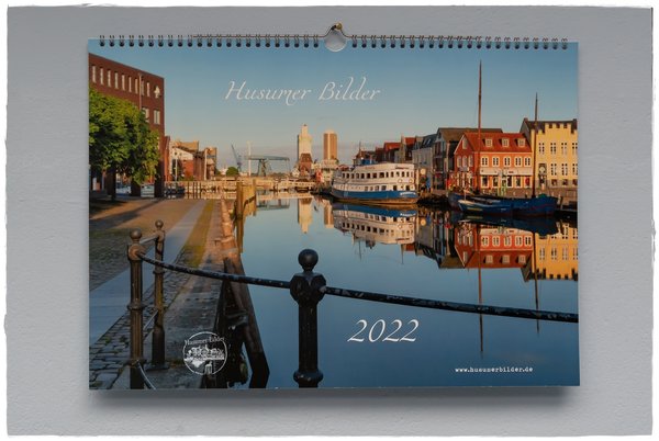 Husumer Bilder-Kalender 2022 Frontseite mit der Nordertor im Hafen von Husum bei Sonnenaufgang