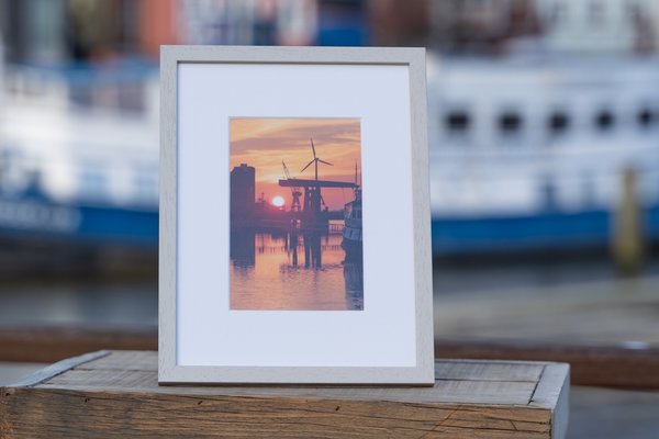 Sonnenuntergang am Hafen (Postkarte gerahmt)